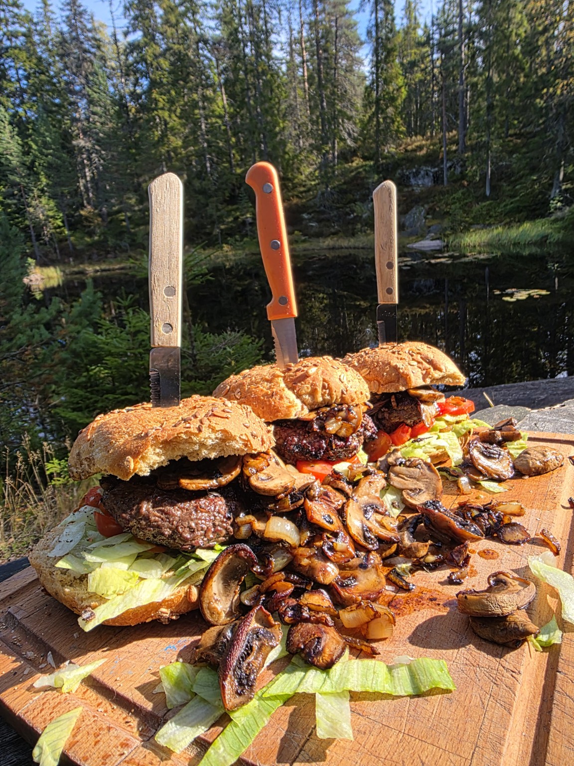 Burgers na een dag buiten in Zweden