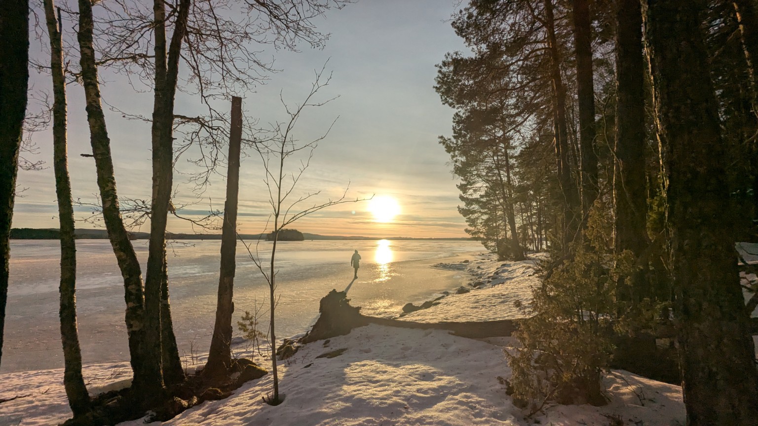 Winterzon boven het bevroren meer